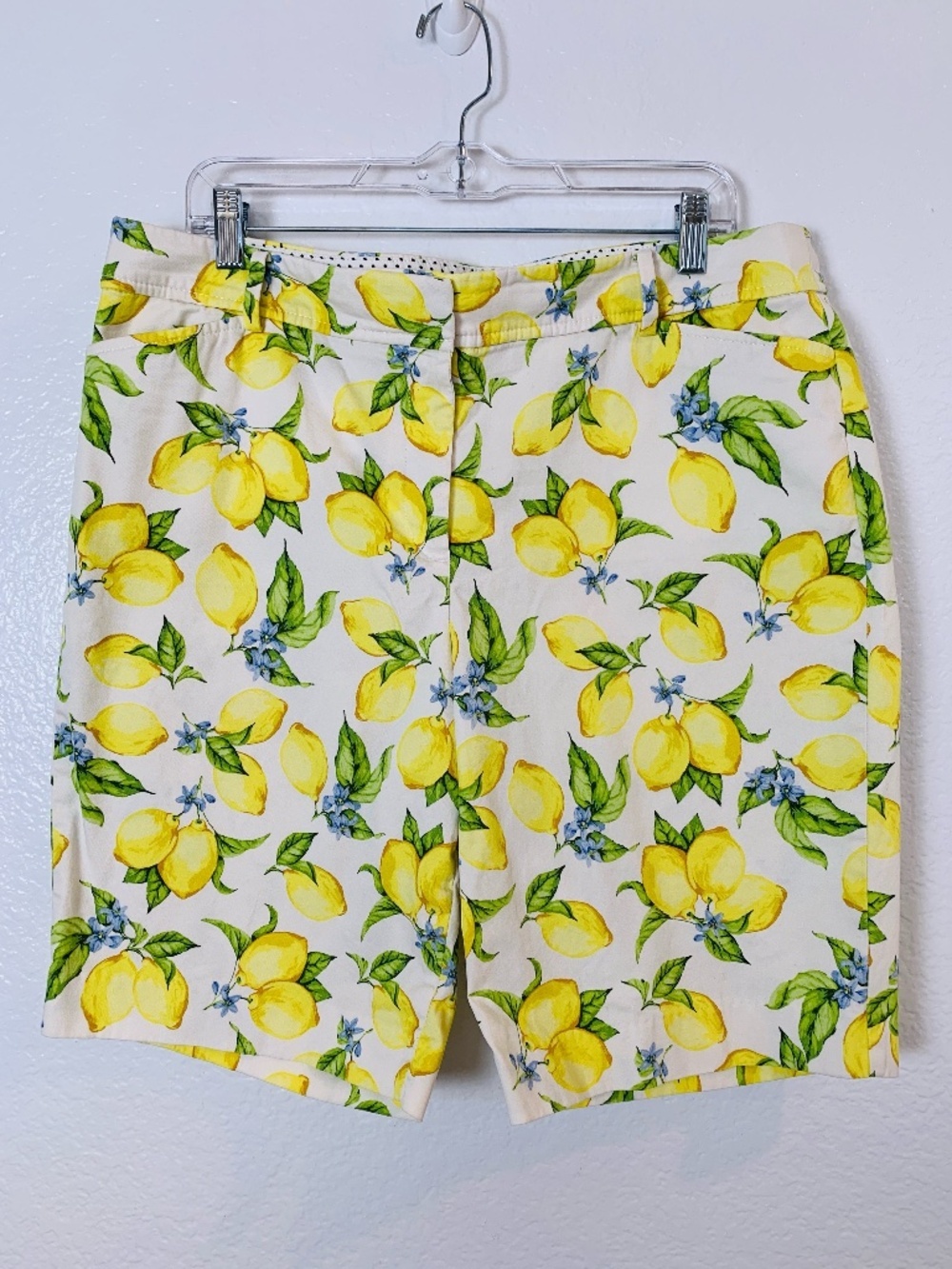 Talbots Perfect Short Womens 14 White Lemon Fruit Print Flat Front Preppy Summer